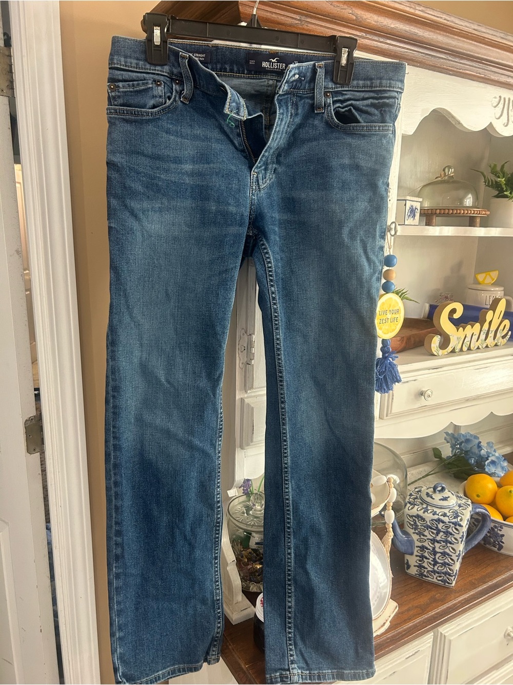 Hollister Men's Medium wash Classic Straight Epic Flex jeans. Size 30/32 GUC